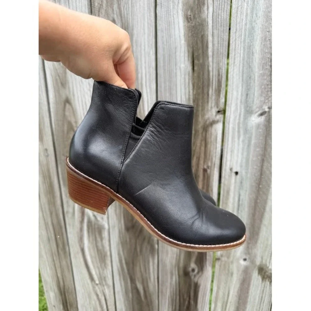 Minimalist Classic Cole Haan Leather Ankle Bootie 6.5 Black Block Heel Boot
